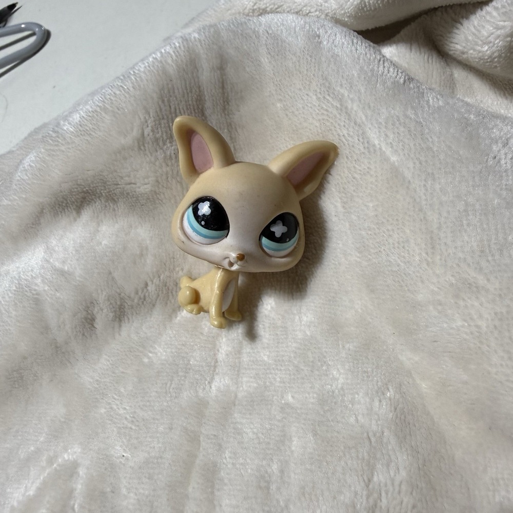 Hasbro Littlest Pet Shop LPS Chihuahua 837 Tan Blue Flower Eyes Dog Figure